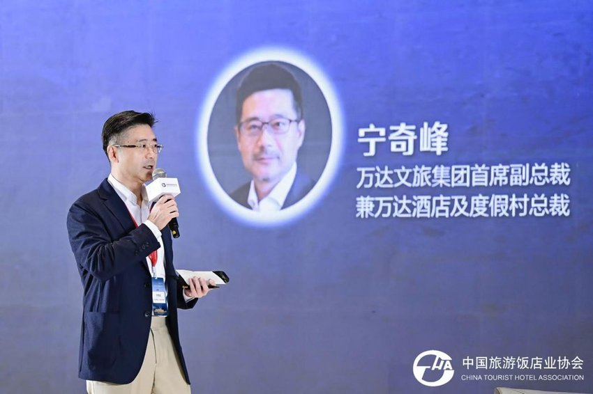 “沉浸式场景革命：酒店空间设计如何重构用户体验与品牌溢价”
