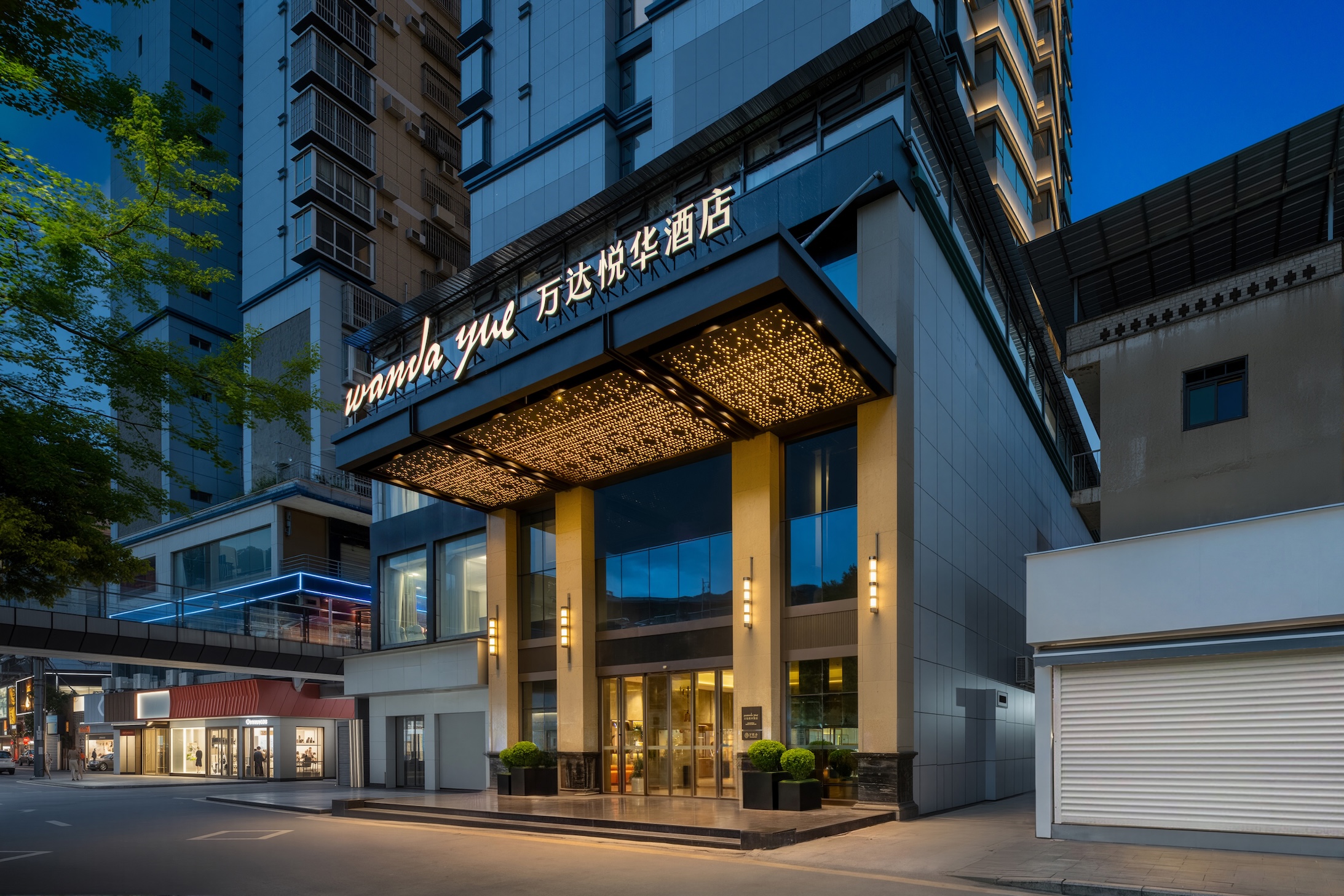 酒店正门店招.jpg